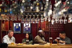 Elegante Cornice Espositiva per Maglie Sportive con Scatola Ombreggiata, Protezione UV al 98%, in Legno Massello Nero per <span class=keywords><strong>Calcio</strong></span>, Basket, Baseball e Soccer - Product Image 2