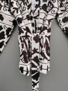 Chaqueta Corta Bordada Suzani 100% Algodón de la Mejor Calidad, Estilo Boho Clásico y Elegante en Blanco y Negro, Kimono Tipo Bata para Invierno - Product Image 4