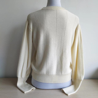 Pull en laine brodé sur mesure pour femmes avec manches lanternes Broderie à la main Pull à col rond cousu.
