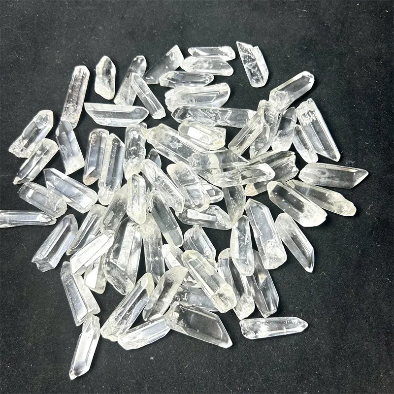 Bastoncini di cristallo naturali di alta qualità sfusi che lucidano il punto di cristalli di bacchetta di quarzo trasparente in vendita