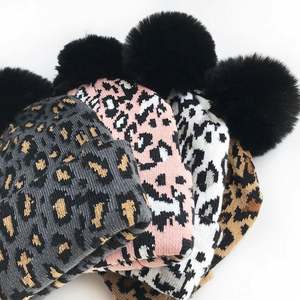 Gorros de Invierno Tejidos para Mujer, Niña y Bebé, con Estampado de Leopardo y Pompones, Color Negro, Cálidos para Otoño e Invierno - Product Image 3