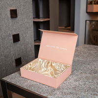 Boîte cadeau en carton ondulé de luxe sur mesure en matériaux recyclés avec gaufrage et ruban de soie pour l'emballage de lingerie