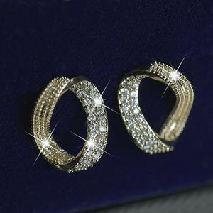 Orecchini a Perno in Cristallo Traforato Geometrico per Donne, Accessori Minimalisti ed Eleganti per Uso Quotidiano - Product Image 6