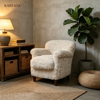Fauteuil en polaire Teddy, blanc crème, style scandinave confortable, accoudoirs roulés, pieds en bois, salon, chambre à coucher