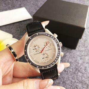 <span class=keywords><strong>Montre</strong></span> chronographe pour femme avec trois sous-cadrans, lunette tachymetre, <span class=keywords><strong>bracelet</strong></span> en <span class=keywords><strong>cuir</strong></span>, onze options de couleur, mouvement à quartz, cadeau pour elle - Product Image 4