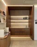 Ensemble d'armoires de cuisine minimalistes haut de gamme, meubles en bois chaud sans poignées, crédence en pierre de travertin pour projets de rénovation