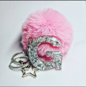 Portachiavi personalizzato in resina lettera portachiavi A-Z con pompon iniziale personalizzato con i migliori prezzi - Product Image 4