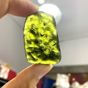 Penjualan panas Moldavite batu penyembuhan kristal mentah batu meteorit liontin mentah untuk dekorasi