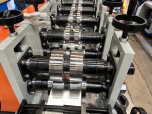 Máquina automática de laminado de techo con ranura para sombrero de tablero de yeso, máquina formadora de acero con perfil <span class=keywords><strong>Omega</strong></span> - Product Image 3