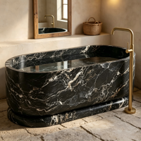 Baignoire autoportante de luxe en marbre noir et blanc, base en pierre veinée naturelle, robinet moderne en or brossé, salle de bain écologique