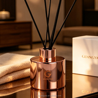 Bouteille diffuseur de parfum cylindrique de luxe électroplaquée, vide, en verre, avec logo personnalisé et bâtonnets en rotin noir