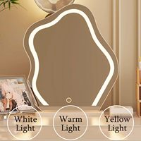 Bureau de toilette moderne crème avec poignées dissimulées, miroir LED nuage 3 couleurs et armoire latérale interchangeable.