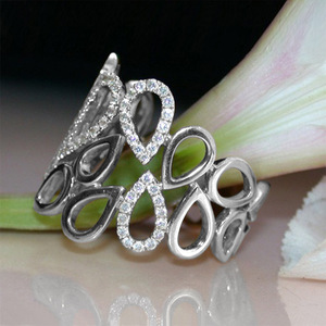 Anello da Donna con Design a Goccia Cava - Product Image 5