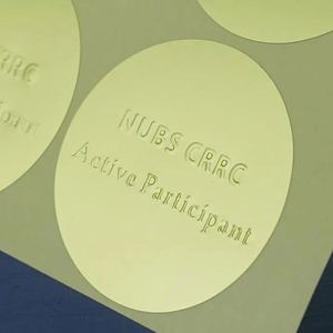 Autocollants en papier texturé rouge imperméable personnalisés de qualité supérieure, étiquettes imprimées en relief avec feuille d'or pour cadeaux promotionnels et d'affaires - Product Image 3