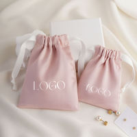 Nouvelle mode, sac cosmétique en satin imprimé avec logo personnalisé, pochette cadeau en soie, sac à poussière de luxe en satin avec cordon de serrage pour vêtements