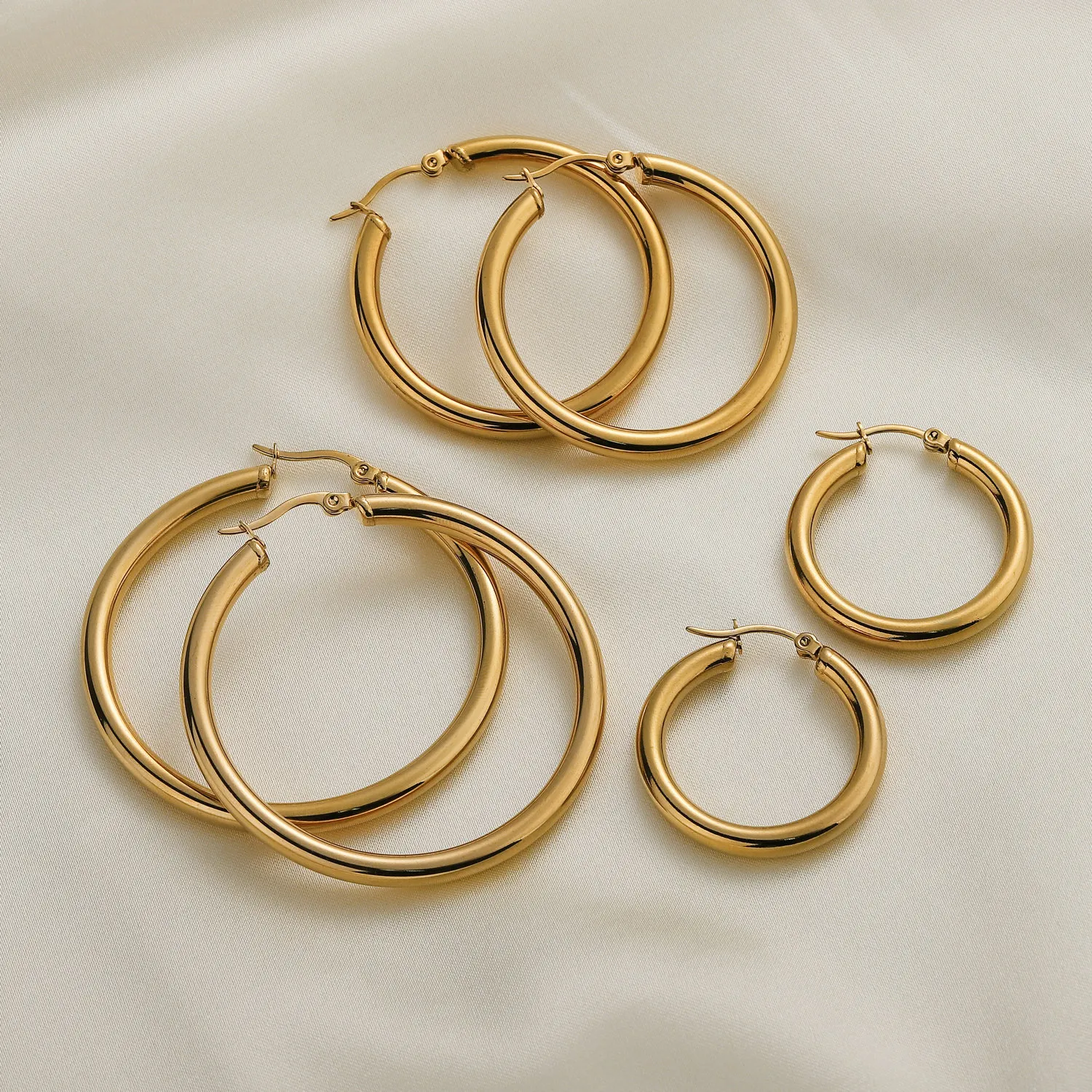 2023 Popular 18k Gold PVD Plated Simple Circle Hoop Earring Thick Geometric Stainless Steel Hoop Earrings Jewelry
