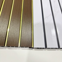 Panneau mural en PVC cannelé 3D doré brillant de luxe, panneau de plafond en PVC étanche à clipser pour la décoration du plafond du salon, de la salle de bain et de la chambre à coucher