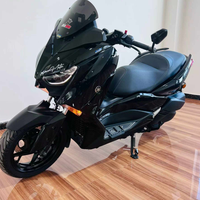 Maxi-scooter XMAX 300 d'occasion, excellent état. Moteur monocylindre de 300 cm³ refroidi par liquide, ABS et CVT, entièrement fonctionnel.