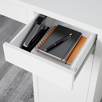 Bureau d'ordinateur de bureau moderne convertible blanc avec tiroirs pour l'apprentissage à domicile, l'écriture, le mobilier de bureau et le rangement.