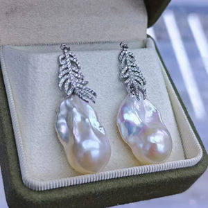 YOB Natürliche Perlen-Ohrringe in Bunten Farben - Product Image 1