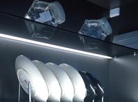 Étagère en verre de 8 mm avec éclairage LED sur 3 côtés et couvercle en PC laiteux, profil en aluminium pour vitrine