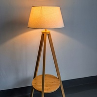Lampadaire triangulaire haut de gamme de style nordique avec rangement, lumière LED, en bois, commande par bouton, idéal pour près du canapé du salon