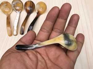 Cuillère en corne de buffle naturelle, fabriquée à la main et polie, parfaite pour servir des condiments d'épices ou une table décorative - Product Image 3