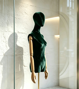 Manichino Femminile di Lusso <span class=keywords><strong>in</strong></span> Velluto, Braccia Articolate <span class=keywords><strong>in</strong></span> <span class=keywords><strong>Legno</strong></span>, Supporto Dorato, Modello Torso per Vetrine di Negozi di Abbigliamento - Product Image 2