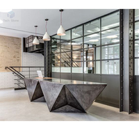 Comptoir de réception d'hôtel en surface solide avec un design audacieux de découpe triangulaire pour usage commercial