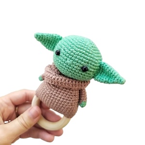 Nuevo diseño de ganchillo bebé Yoda sonajero juguetes <span class=keywords><strong>Amigurumi</strong></span> hilo tejido de madera de haya <span class=keywords><strong>mordedor</strong></span> relleno de punto Yoda sonajero para regalos de bebé - Product Image 1