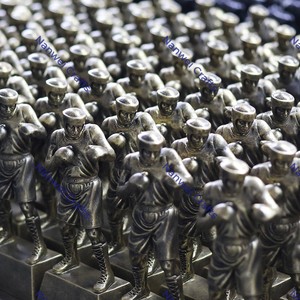 <span class=keywords><strong>Figurine</strong></span> de récompense en résine de trophée de gant et de botte de boxe de Nanwei pour l'entraînement de club d'arts martiaux ou le cadeau de reconnaissance sportive - Product Image 5