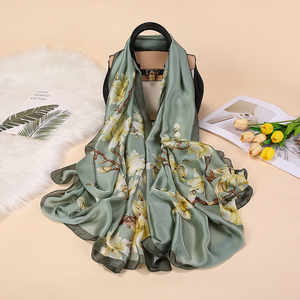 Женские Длинные атласные шарфы из 100% шелка с индивидуальным логотипом и принтом - Product Image 1