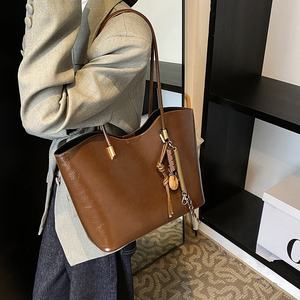 High Quality Vintage Large Capacity Tote <b>Bag</b> <b>For</b> <b>Women</b> 2026 New <b>Traveling</b> Casual Versatile Handbag Shoulder Underarm <b>Bag</b> - Product Image 6