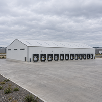 Entrepôt durable à grande structure en acier, revêtement isolant résistant aux intempéries, atelier métallique, bâtiment industriel de stockage