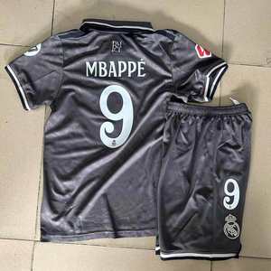 طقم كرة قدم للأطفال موسم 24/25 للزي الثالث والخارجي، قميص مبابي الرياضي مع ياقة عالية وأكمام قصيرة بنمط صلب - Product Image 5