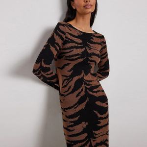 Robe longue décontractée pour femme, imprimé léopard, silhouette moulante, en maille épaisse, idéale pour l'automne et l'hiver - Product Image 4