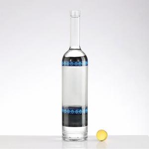 Bouteilles en verre transparentes de qualité supérieure personnalisées avec bouchon en liège pour les spiritueux de luxe comme le whisky, le rhum, le gin, la <span class=keywords><strong>tequila</strong></span>, 700 ml avec bouchon - Product Image 4