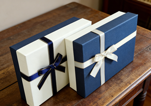 Caja de Regalo de Cartón Azul y Blanco con Lazo de Satén Plateado y Forro de Esponja - Ecológica de Alta Gama para Embalaje Certificado de Vietnam - Product Image 3