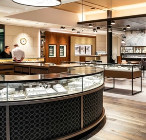 Design d'intérieur de bijouterie de luxe en crème et or, solution de vente au détail clé en main avec comptoir d'exposition en forme d'anneau - Product Image 1