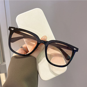 Gafas de Sol Unisex con Marco Negro, Lentes de PC con Protección UV400 Tipo 3, Estilo Urbano a la Moda - Product Image 4