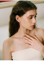 Serie 'Oda a la Libertad': Collar con Colgante de Estrella y Luna en Miniatura, Estilo Griego Antiguo, Oro de 18k