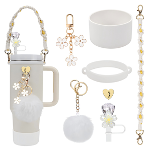 Kit d'accessoires pour gobelet en silicone personnalisable, comprenant une sangle de manche et des breloques décoratives - Écologique et réutilisable - Product Image 1