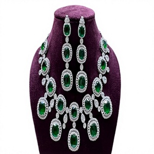 Ensemble collier et boucles d'oreilles en laiton plaqué argent avec zircon vert taille émeraude pour femme, bijoux classiques pour mariage et fête - Product Image 2