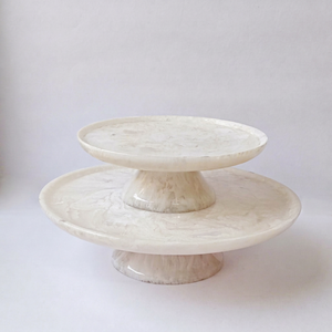 Support à gâteau rond en résine acrylique blanche à motif tourbillonnant, fait main par Artizon Studio, de qualité supérieure, poli, compatible lave-vaisselle, 1 pièce, modèle AS- - Product Image 1
