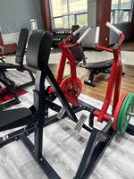 Máquina de Ejercicios de Remo Iso Lateral Sentado para Entrenamiento de Brazos, Pecho y Espalda, de Uso Comercial en Gimnasios, con Estructura de Acero Reforzada y Capacidad de Carga Media