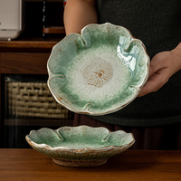 Assiettes de Dîner en Forme de Fleur Irrégulière en Gros, Assiettes en Céramique à Glaçure Réactive Verte avec Logo Personnalisé, Vaisselle pour Hôtels et Fêtes