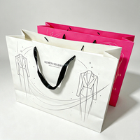 Sacs en papier couché imprimés sur mesure élégants avec logo, poignées en ruban de satin, sacs fourre-tout de luxe pour boutiques de mode et vêtements
