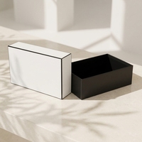Boîte à bijoux sculpturale avec couvercle blanc et contour noir, base mate profonde, ajustement précis en deux parties, intérieur en velours, collection Gallery