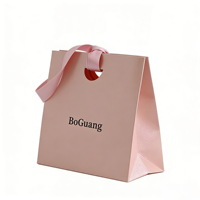 Expédition immédiate Petites commandes acceptées Logo personnalisé Impression numérique Revêtement UV blanc Poignée en ruban Couleur unie Portable pour desserts