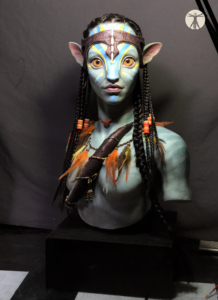 Scultura Femminile Personalizzata di Alta Qualità in Silicone e Fibra di Vetro, Personaggio Realistico di Guerriero Tribale con Pelle Blu per Arredamento Casa - Product Image 4